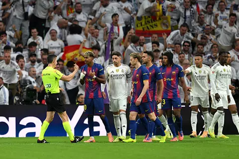 "تقنية الفيديو" تلغي هدفًا وركلة جزاء لريال مدريد أمام برشلونة
